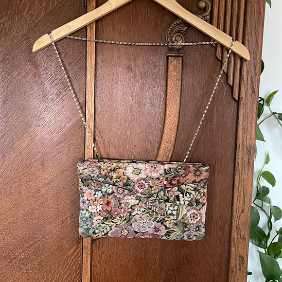 Vintage Handbags - Vintage Floral Tapestry Shoulder Bag